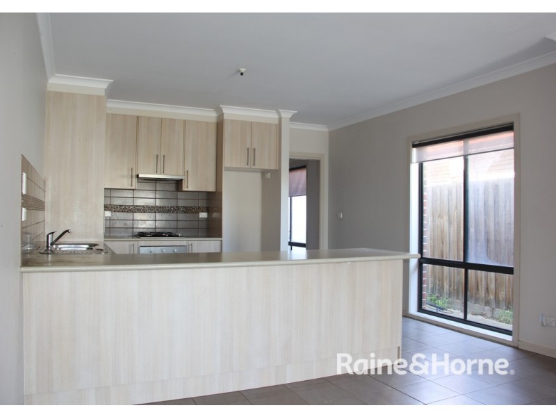 21 West Esplanade, St Albans VIC 3021