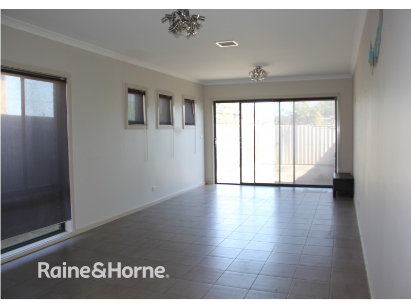 21 West Esplanade, St Albans VIC 3021