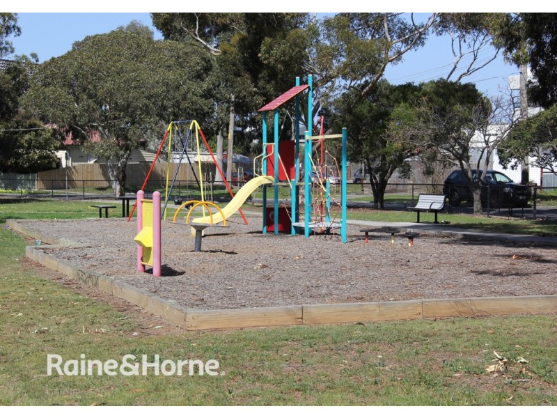 21 West Esplanade, St Albans VIC 3021