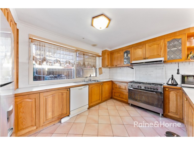 8 CAMDALE PARADE, St Albans VIC 3021