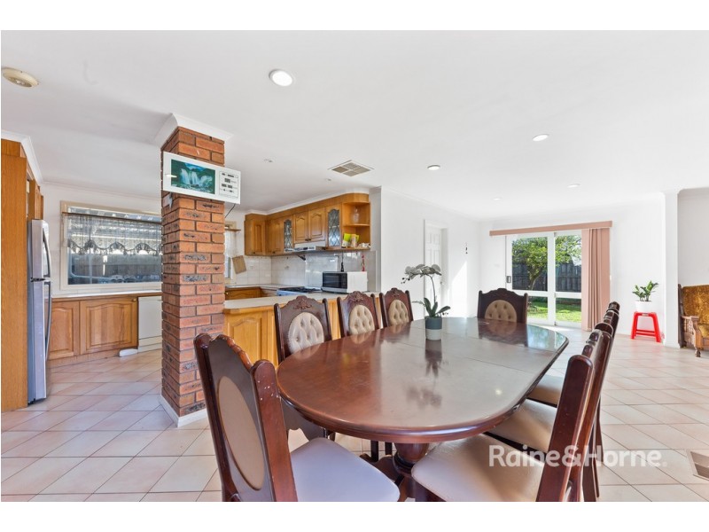8 CAMDALE PARADE, St Albans VIC 3021