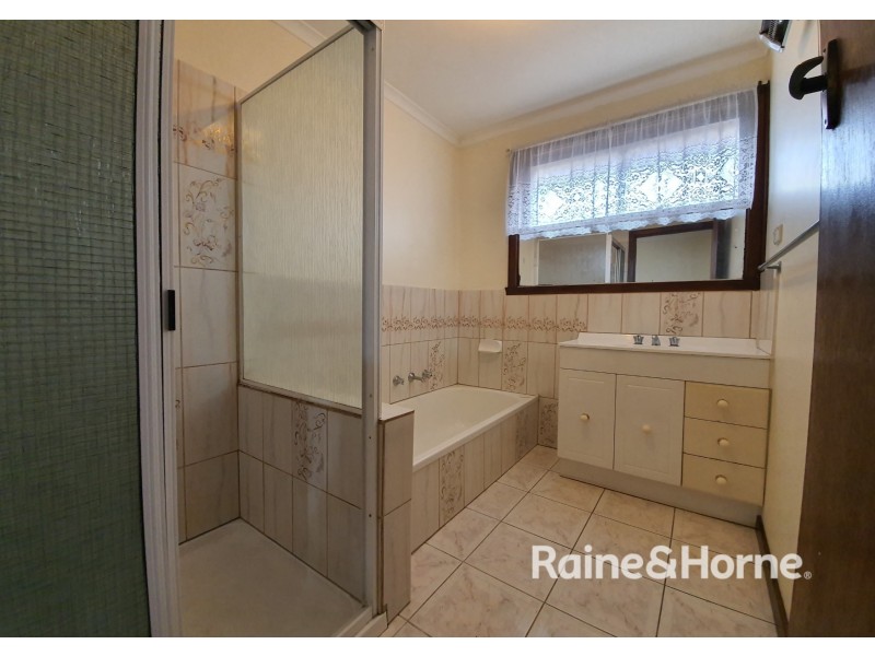 1 BENBURY CLOSE, St Albans VIC 3021