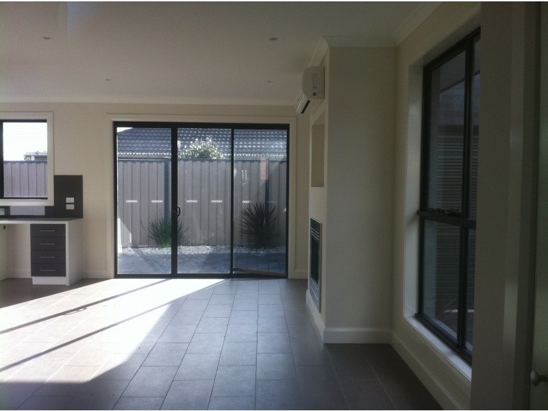 2/7 Thomas Street, St Albans VIC 3021