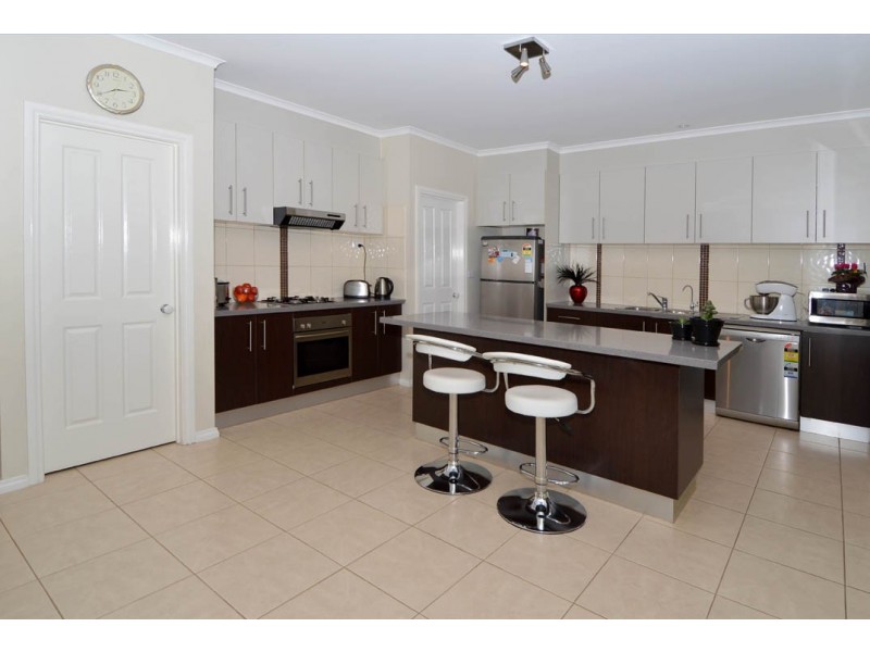 11 Catani Mews, Caroline Springs VIC 3023