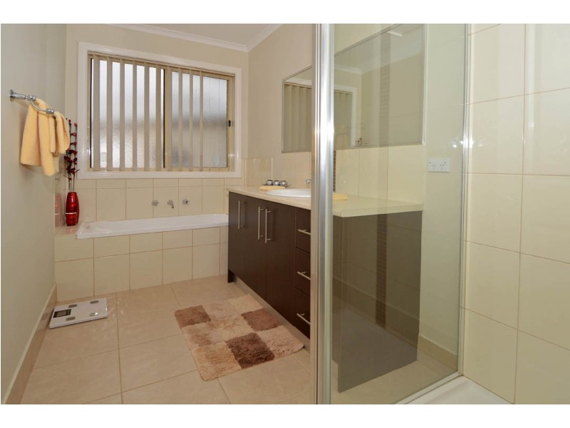 11 Catani Mews, Caroline Springs VIC 3023