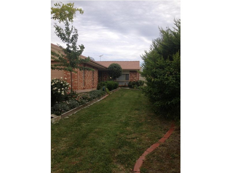 16 Ruthven Close, Hillside VIC 3037