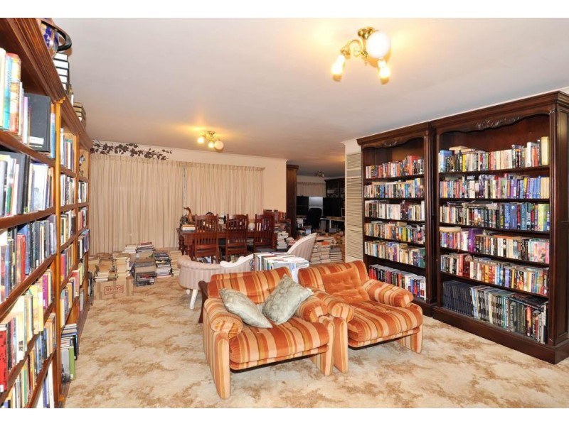 19 Flint Cres, Delahey VIC 3037