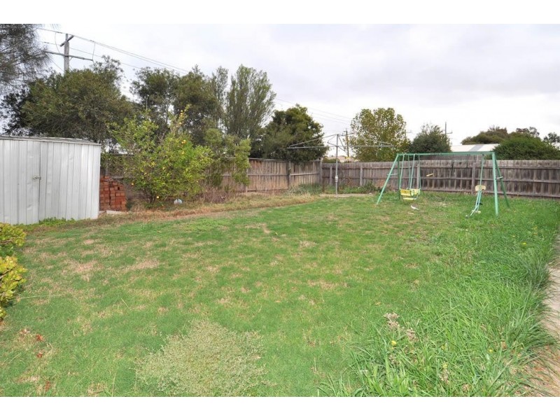 19 Flint Cres, Delahey VIC 3037