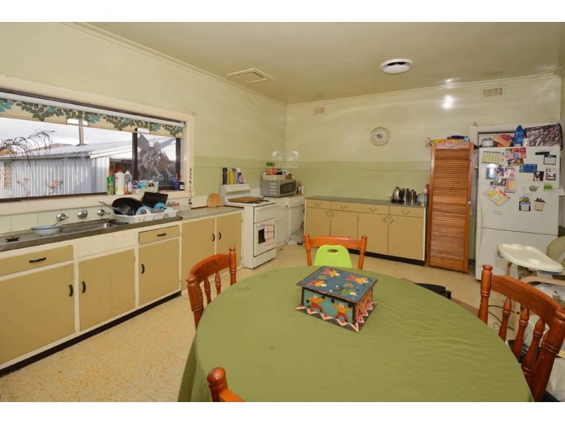 4 Perry St, St Albans VIC 3021