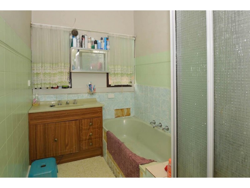 4 Perry St, St Albans VIC 3021