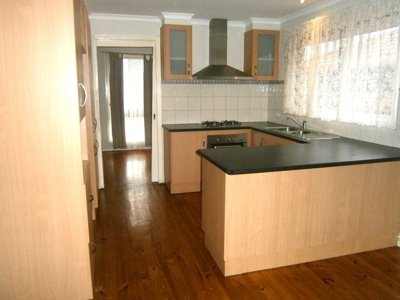 35 Leighton Cres, Deer Park VIC 3023