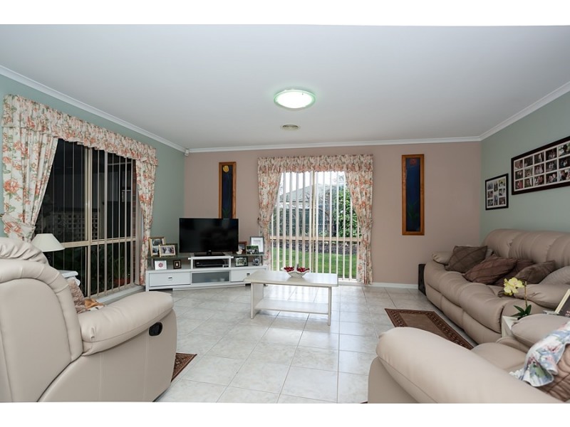 11 Wood Grove, Burnside VIC 3023