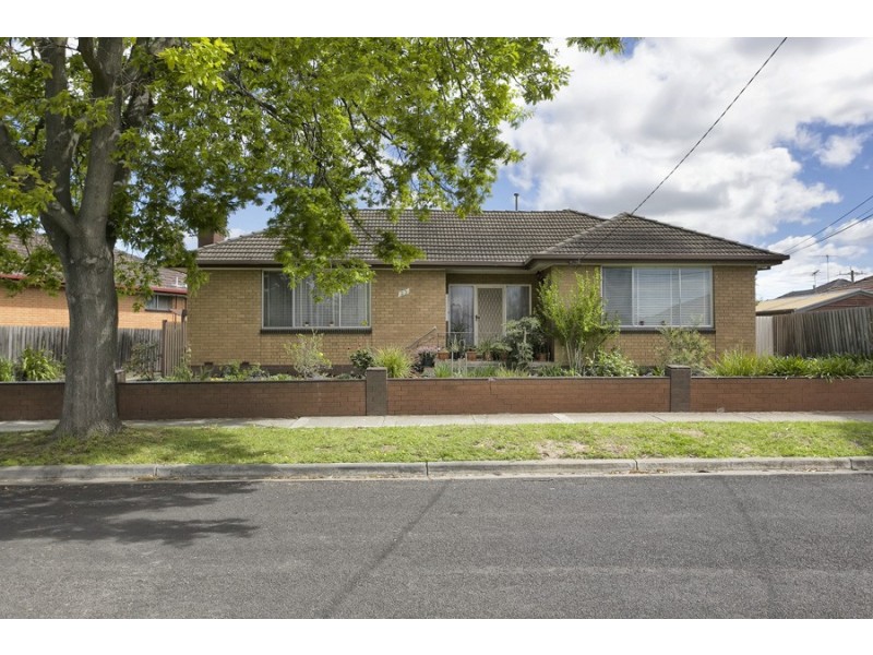 23 Chestnut Crescent, St Albans VIC 3021