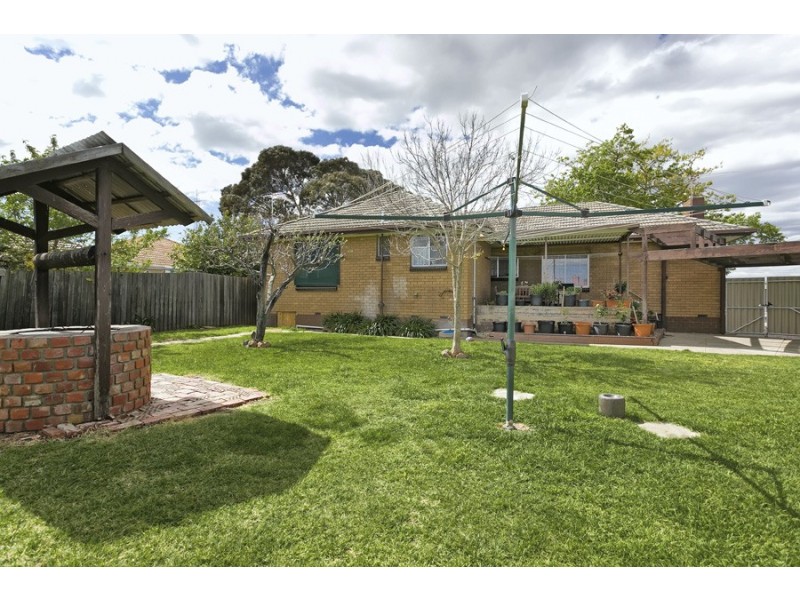 23 Chestnut Crescent, St Albans VIC 3021