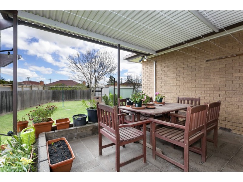 23 Chestnut Crescent, St Albans VIC 3021
