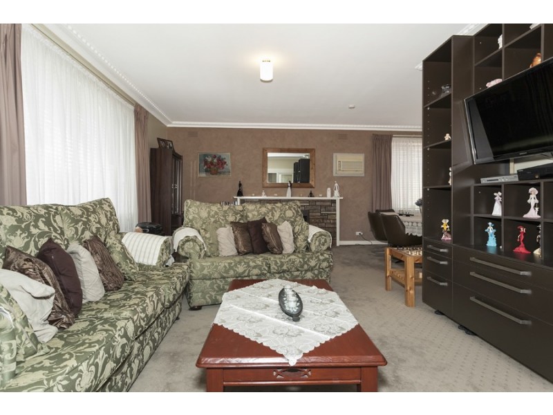 23 Chestnut Crescent, St Albans VIC 3021