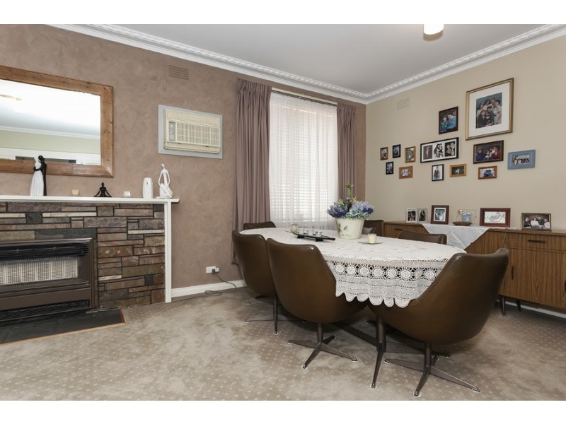 23 Chestnut Crescent, St Albans VIC 3021