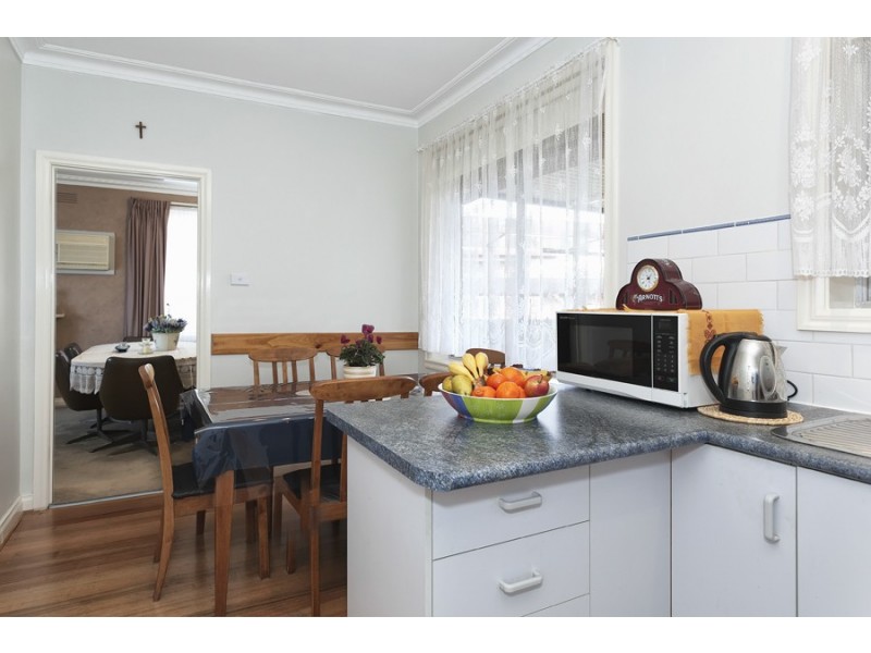 23 Chestnut Crescent, St Albans VIC 3021