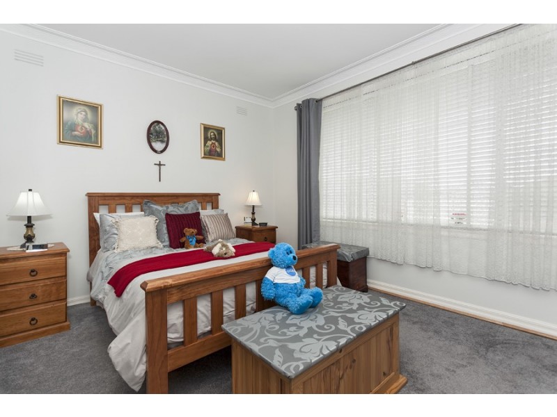 23 Chestnut Crescent, St Albans VIC 3021