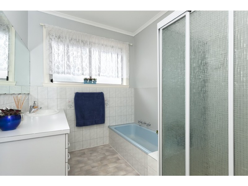 23 Chestnut Crescent, St Albans VIC 3021