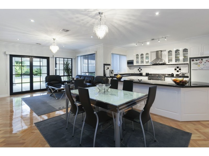 4 Billabong Court, Burnside VIC 3023