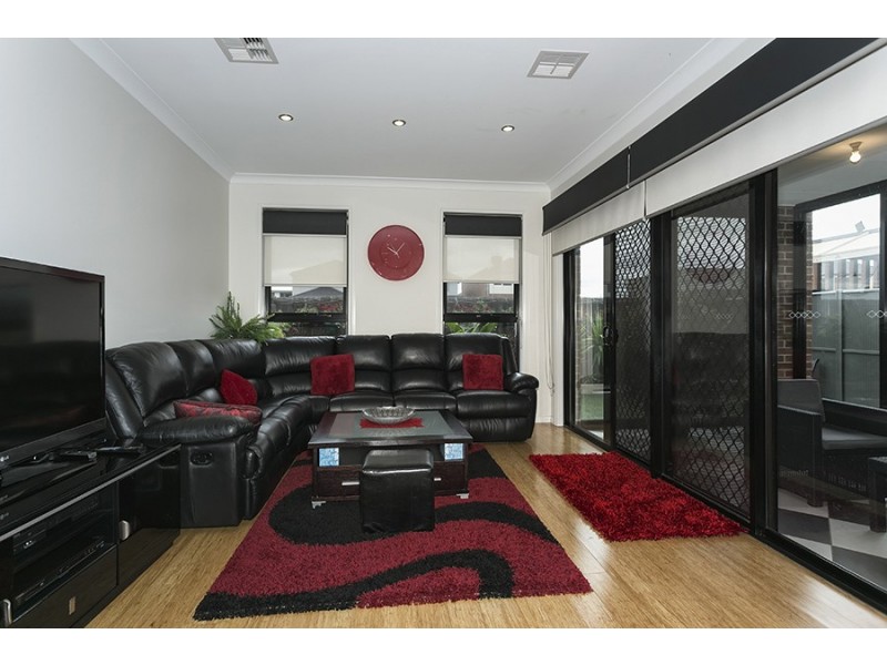 5 Beaconsfield Lane, Caroline Springs VIC 3023