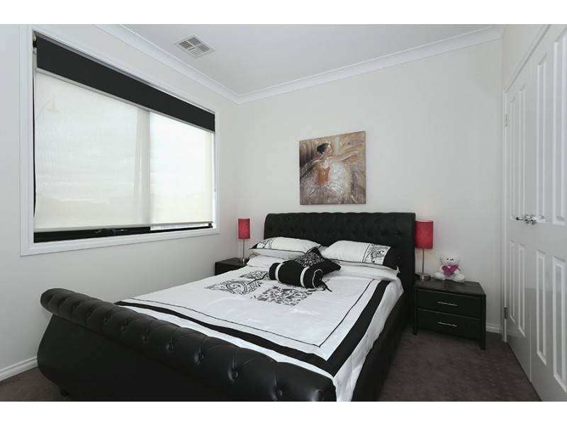 5 Beaconsfield Lane, Caroline Springs VIC 3023