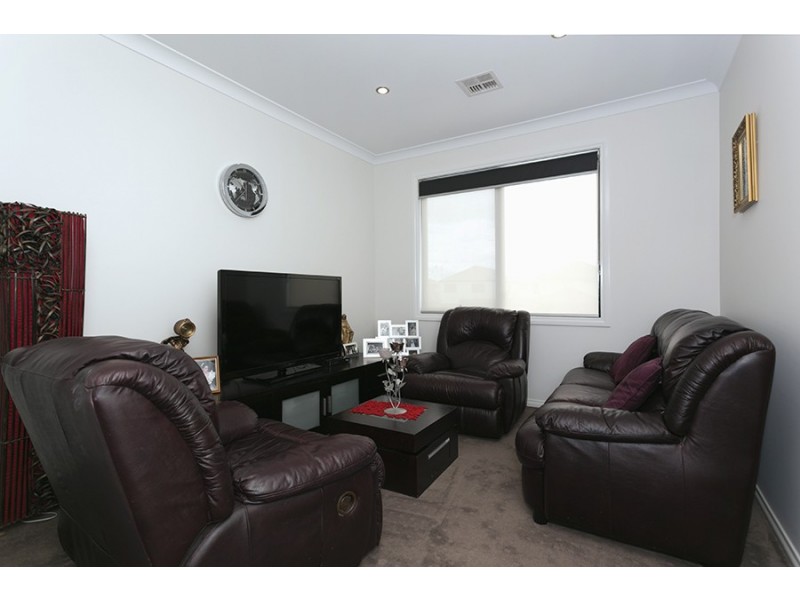 5 Beaconsfield Lane, Caroline Springs VIC 3023