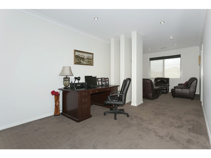5 Beaconsfield Lane, Caroline Springs VIC 3023