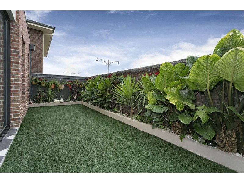 5 Beaconsfield Lane, Caroline Springs VIC 3023