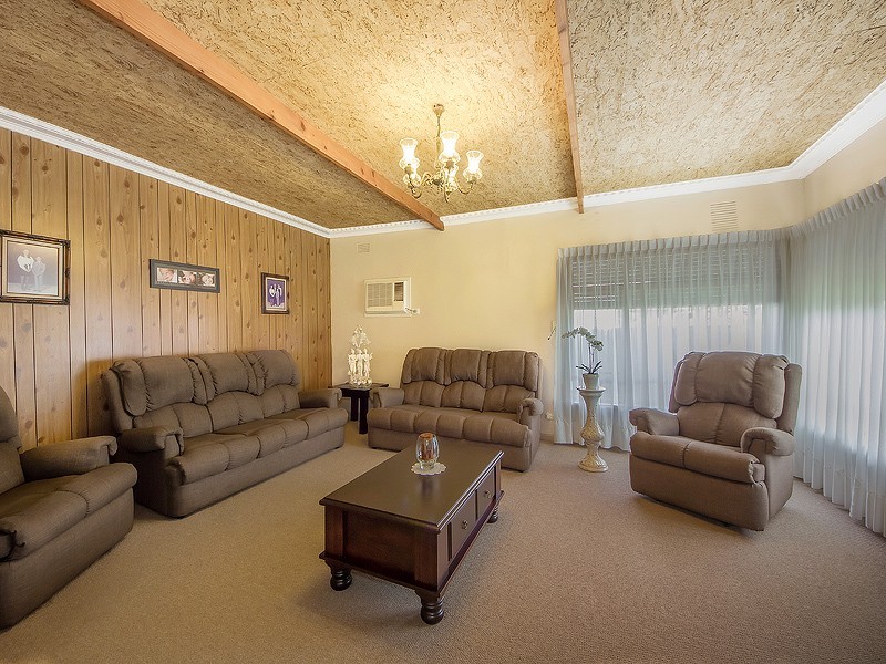 8 Avondale Ave, St Albans VIC 3021