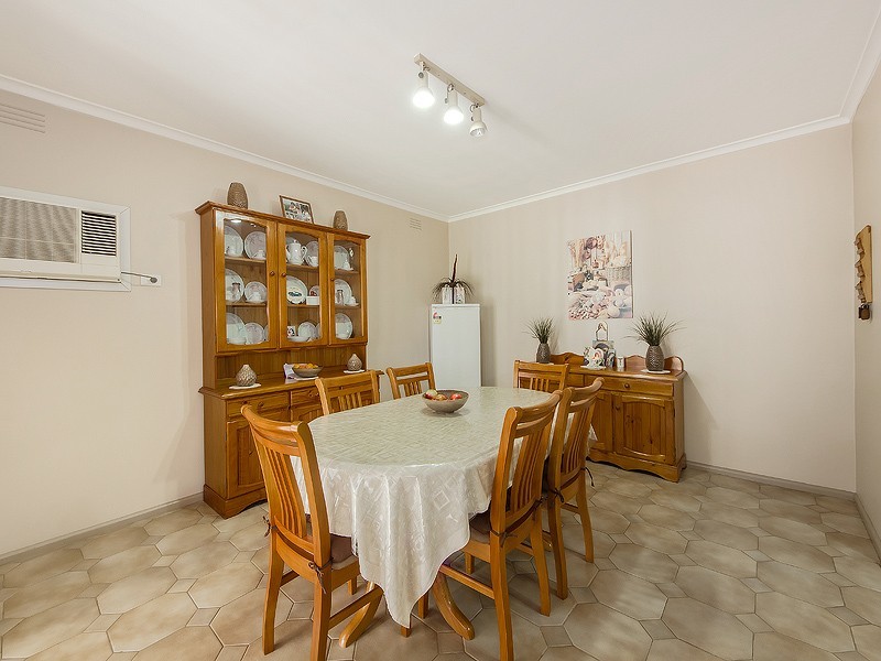 8 Avondale Ave, St Albans VIC 3021