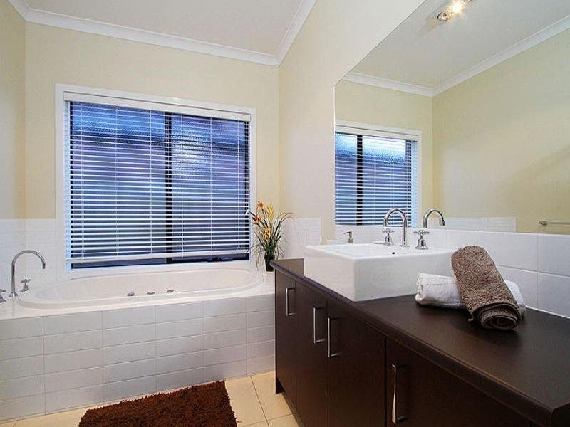 4 Redcliffe Terrace, Taylors Hill VIC 3037