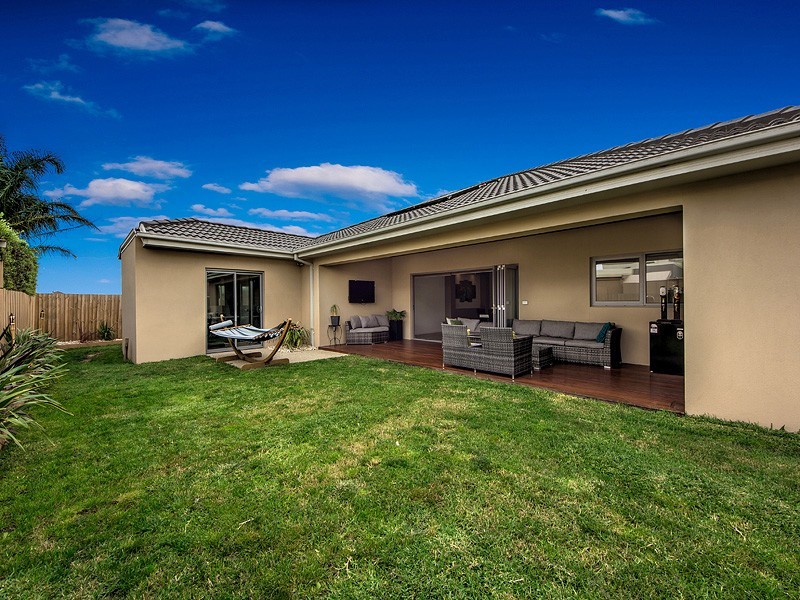 33 Tudor Rose Crescent, Sydenham VIC 3037