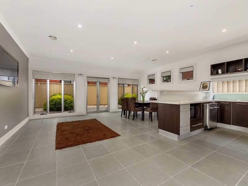 1 Aberfeldie Way, Caroline Springs VIC 3023