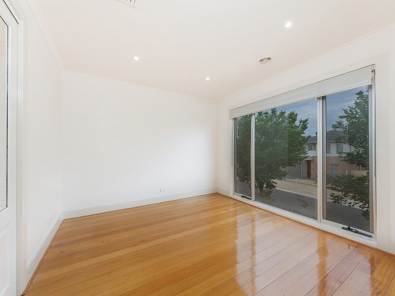 1 Aberfeldie Way, Caroline Springs VIC 3023