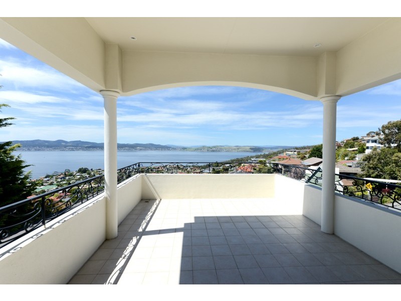 11 Nicholas Drive, Sandy Bay TAS 7005