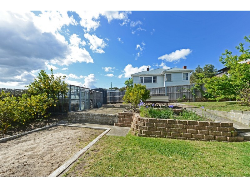 33 Corinna Road, Lindisfarne TAS 7015