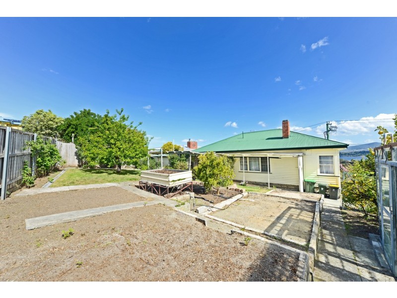 33 Corinna Road, Lindisfarne TAS 7015