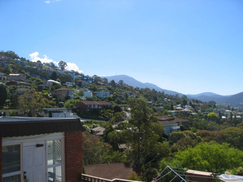 2/12 Dalkeith Crt, Sandy Bay TAS 7005