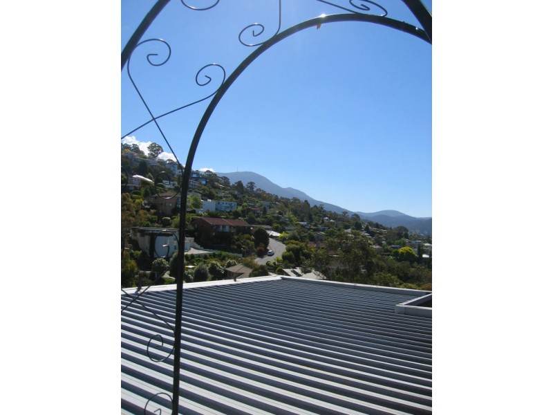 2/12 Dalkeith Crt, Sandy Bay TAS 7005