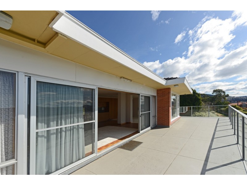 15 Heathcombe Crescent, Sandy Bay TAS 7005