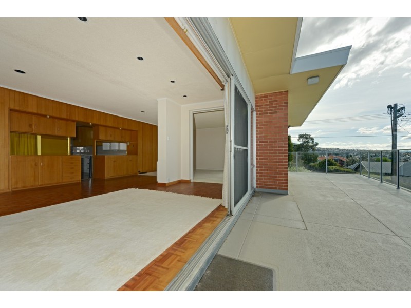 15 Heathcombe Crescent, Sandy Bay TAS 7005