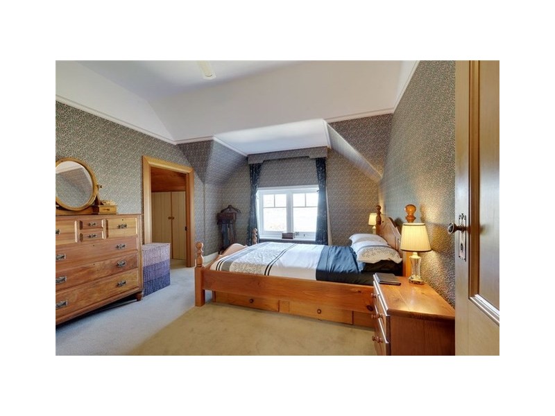 8 Esplanade, Lindisfarne TAS 7015