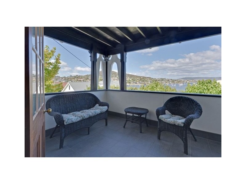 8 Esplanade, Lindisfarne TAS 7015