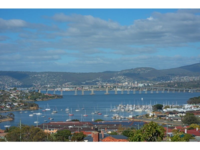 80 Lincoln Street, Lindisfarne TAS 7015