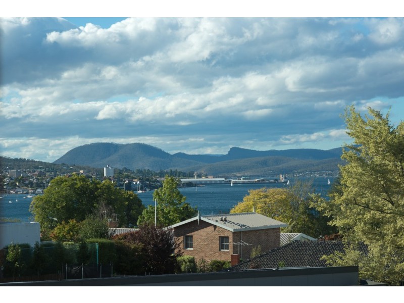 17 Red Chapel Avenue, Sandy Bay TAS 7005