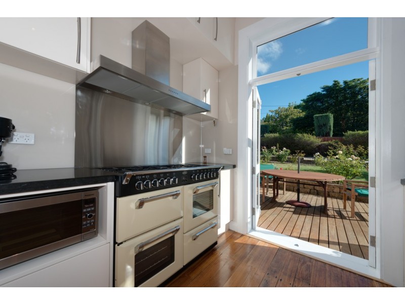 17 Red Chapel Avenue, Sandy Bay TAS 7005