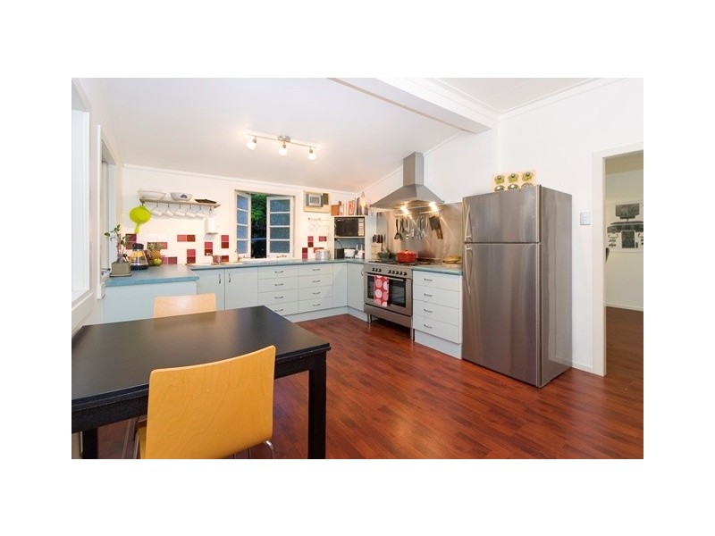 311 Brighton Road, Sandgate QLD 4017