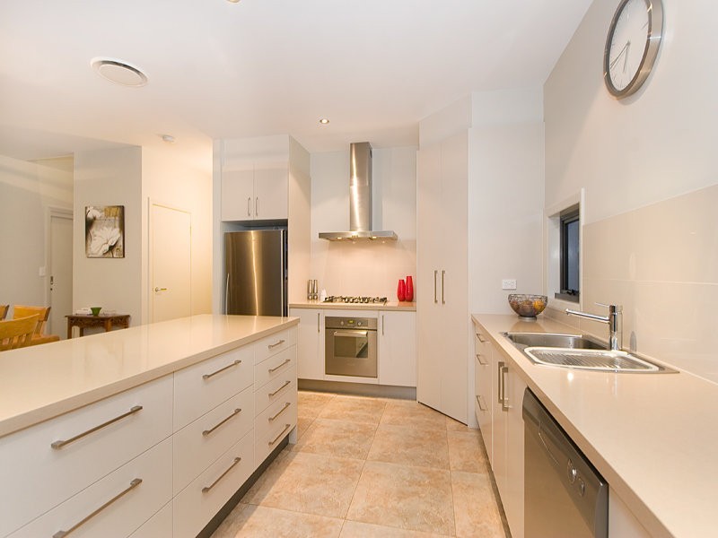 33 Raymond Street, Shorncliffe QLD 4017